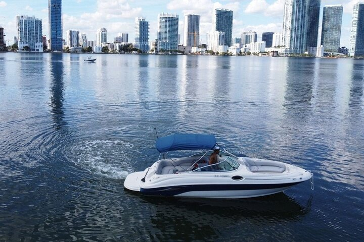 26 Ft Boat, Miami Bay Tours for 2 or 4 hours. 10 people - Photo 1 of 22